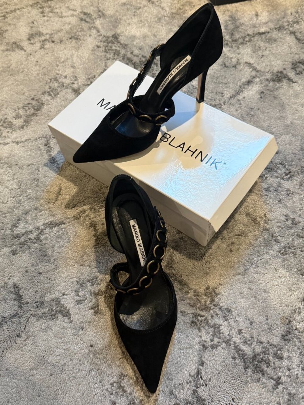 Beautiful Manolo Blahnik Heels in Black Suede - Picture 3 of 12